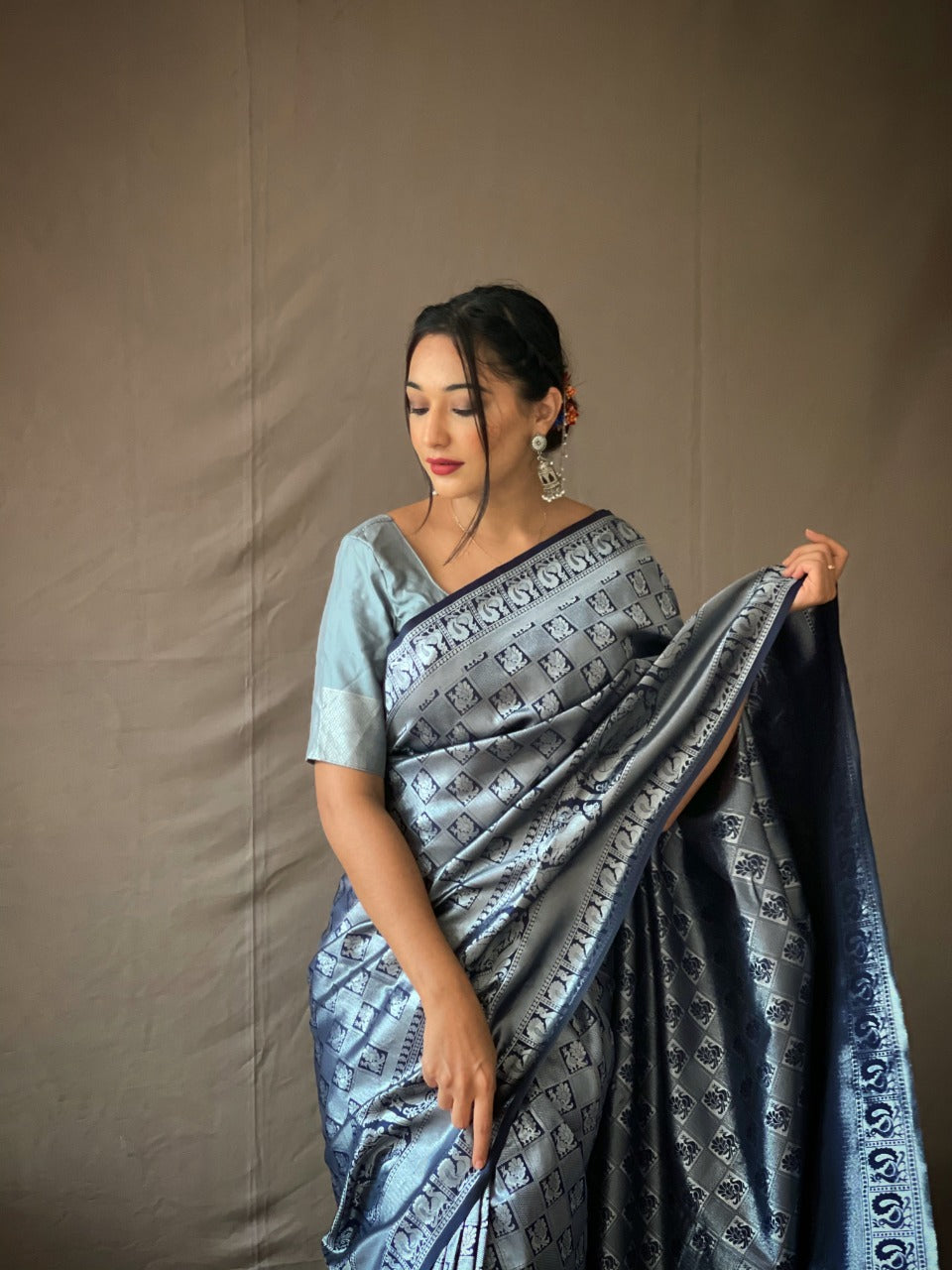 Vintage Silver Designer Kanjivaram Silk Saree with Kanjivaram Style Pattu  Silk | The Silk Trend