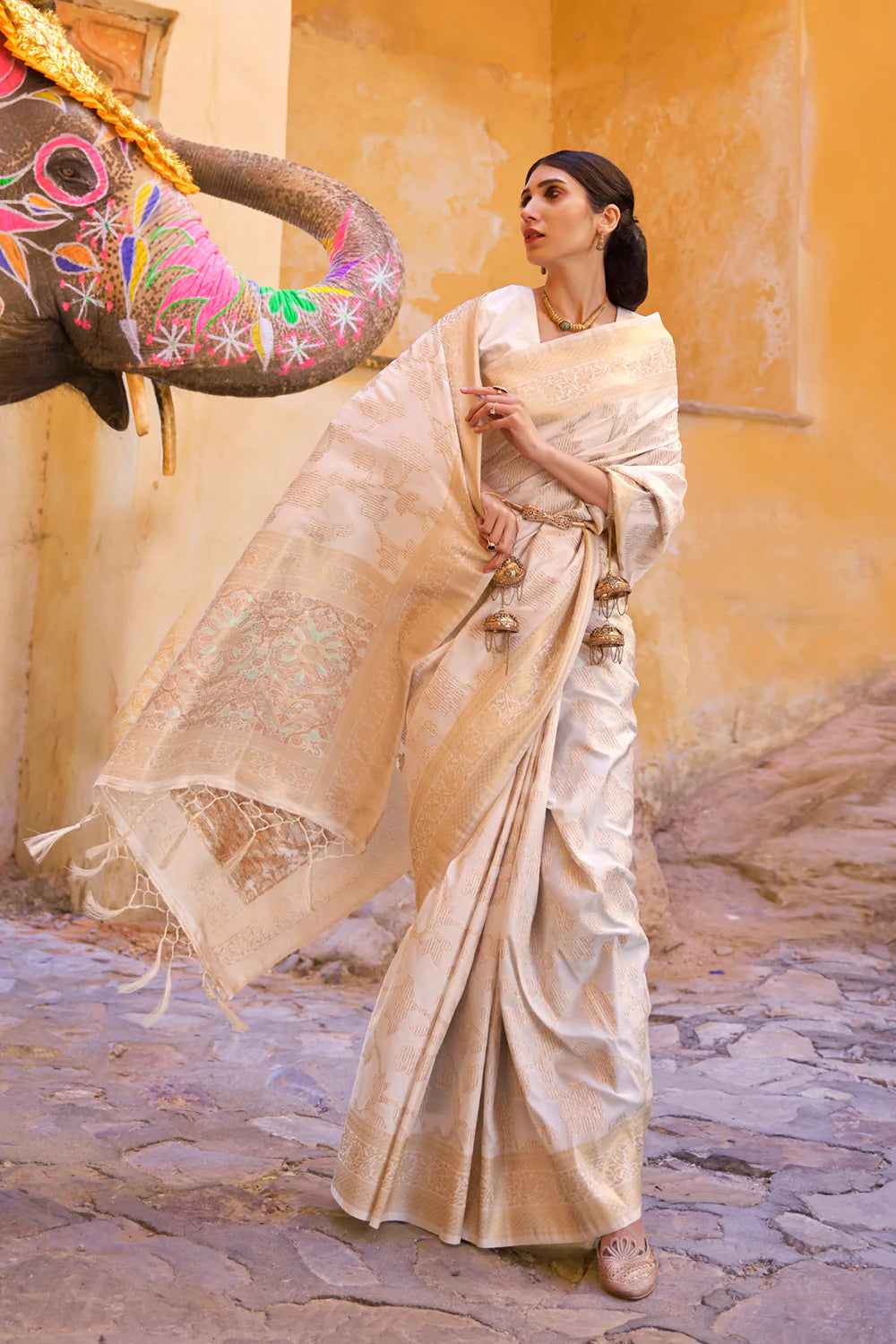 Ivory White Soft Silk Saree In Handloom Weaving With Sequins
