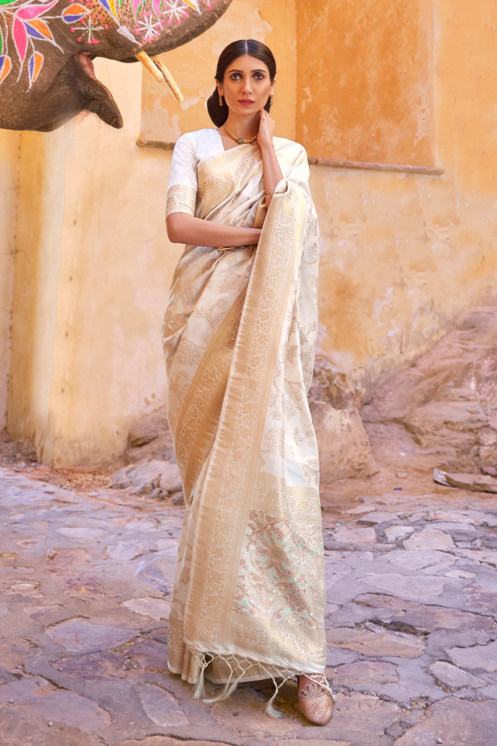 Ivory White Soft Silk Saree In Handloom Weaving With Sequins