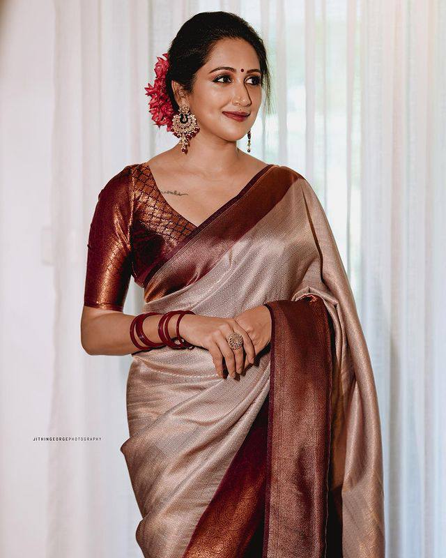 Urban Cultry Phenomenal Maroon Pure Soft Silk Saree With Imbrication Blouse  Piece Price in India - Buy Urban Cultry Phenomenal Maroon Pure Soft Silk  Saree With Imbrication Blouse Piece online at undefined