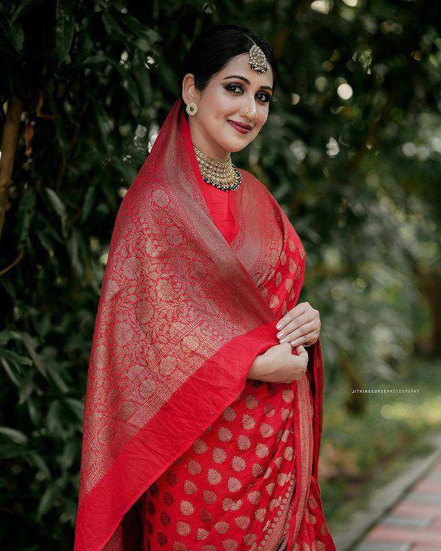 Stunning Red Colour Saree With Heavy Brocade Blouse Banarasi Beautiful Zari Work In Form Of Traditional Motifs Soft Silk Saree