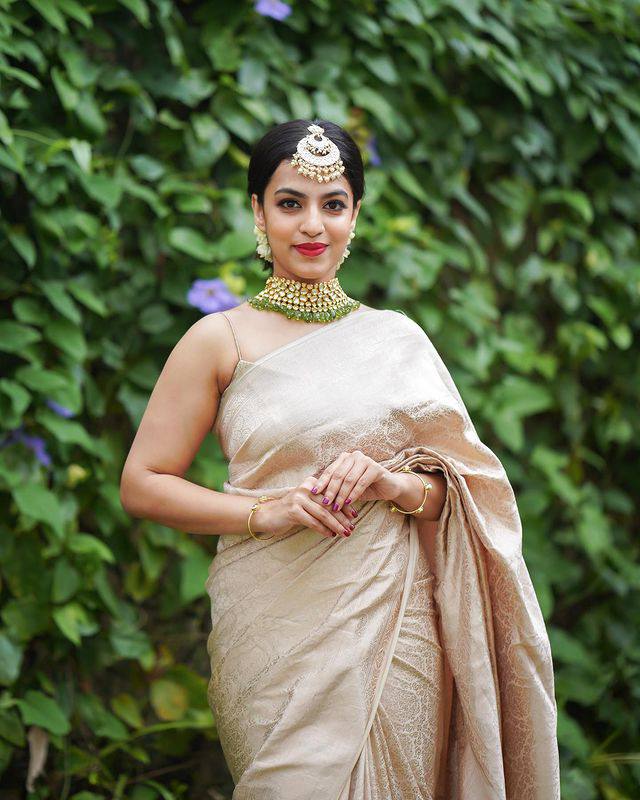 Stunning Silver Colour Saree With Heavy Brocade Blouse Banarasi Beautiful Zari Work In Form Of Traditional Motifs Soft Silk Saree