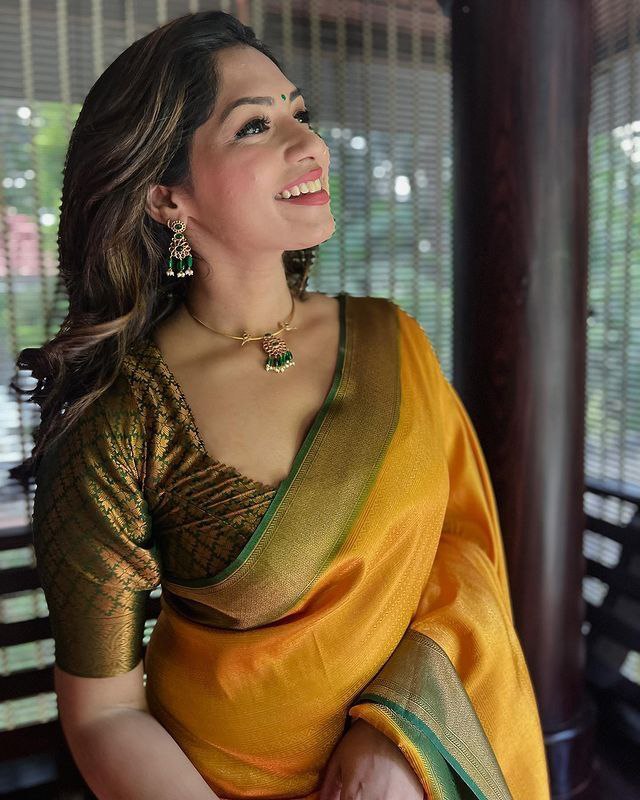 Yellow Dola Silk Bridal Saree With Heavy Embroidery Work Border, Zari Weave  & Khatli Work, ब्राइडल सिल्क साड़ी - The Indian Vastra, Surat | ID:  24545295733